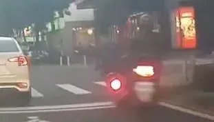 影/拳頭硬了！高雄左營屁孩「45度鬼切」害人摔車又肇逃　警：追緝中