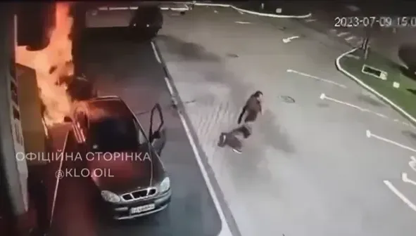 影/汽車失控高速衝撞　基輔加油站爆炸起火8車燒毁3人受傷