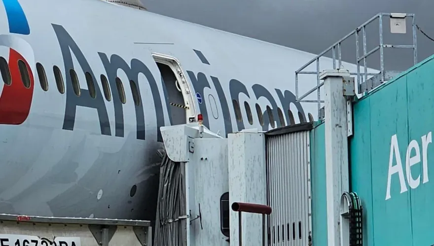 都柏林機場空橋突倒塌！波音客機艙門扯落　幸未釀人員傷亡