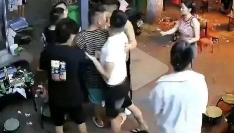 早餐店口角濺血！24歲囂張富二代遭利剪刺死　衝突畫面曝