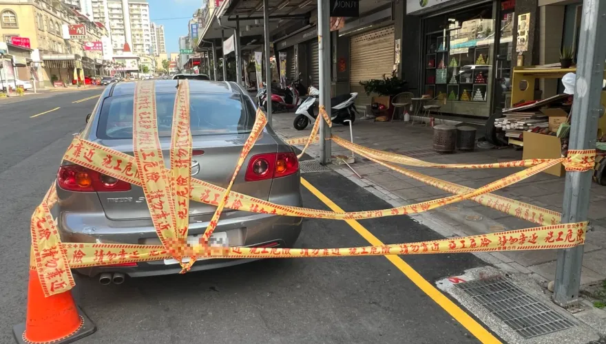 轎車亂停被「五花大綁」！建商私繪黃線　車主自知理虧沒報警