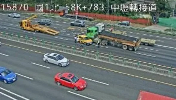 快訊/國1南下中壢段「大貨車追撞事故」　占用中內線回堵5公里