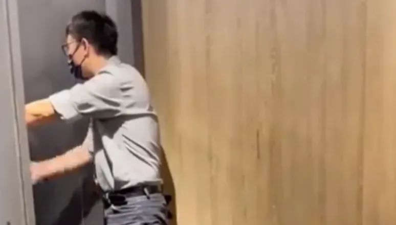 影/5女闖男廁解放被「請出來」　反嗆「為什麼不能上？」掀網友正反論戰