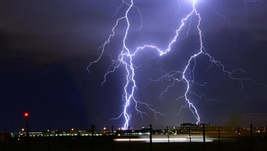 黑夜狂雷轟炸嘉義！　居民睡到一半嚇醒：以為要打仗了