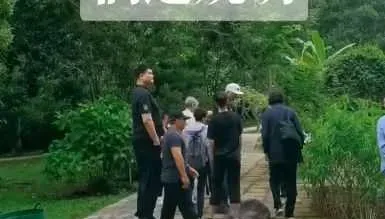影/野生捕獲！200Kg姚明「一拐一拐」現身植物園　13歲愛女身高快190cm