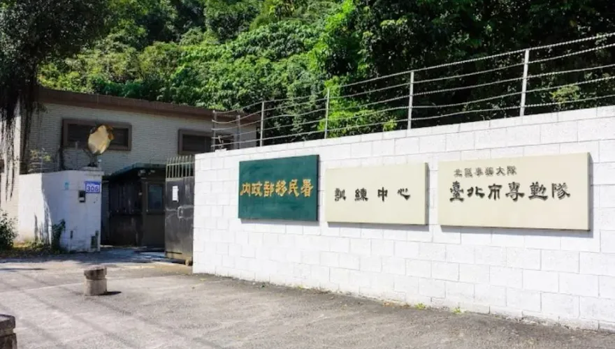 直接掙脫手銬腳鐐！移民署北市專勤隊門口爆移工脫逃　搜山急逮回