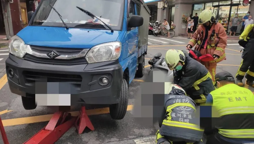 快訊/新莊小貨車與機車擦撞　女騎士遭輾命危送醫
