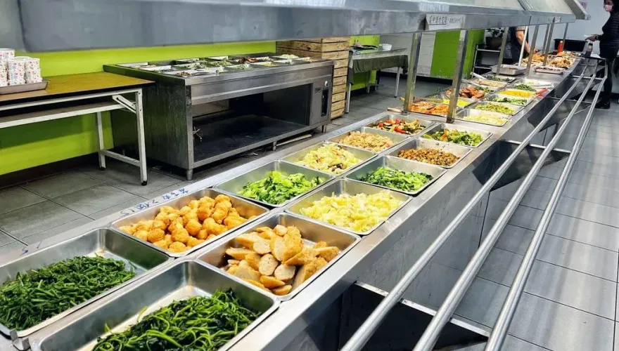 白飯之亂翻版！和男友喝便當店「免費湯清桶」遭制止竟嗆：錯在哪？她尷尬逃離