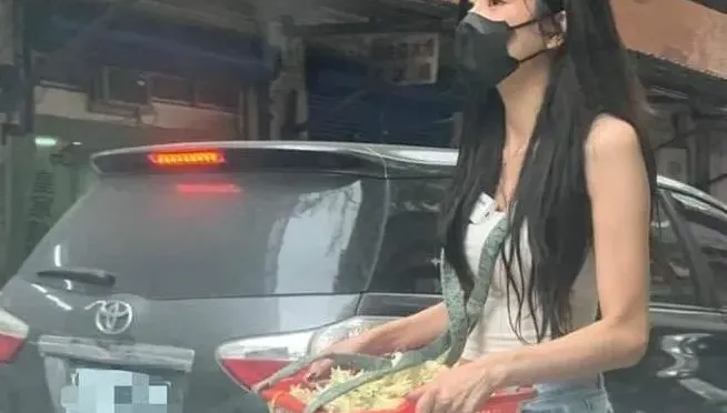 「玉蘭花妹」深V背心加屁蛋褲！車陣沸騰　辣照重現5.6萬網暴動