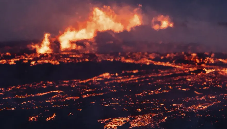 影/冰島火山噴發地面現200公尺裂縫　岩漿淌流畫面壯觀