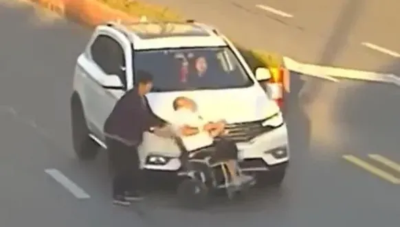 影/這款「帝王行人」推老伴過馬路　見車來竟加速慘遭撞飛　警判「駕駛全責」網開譙