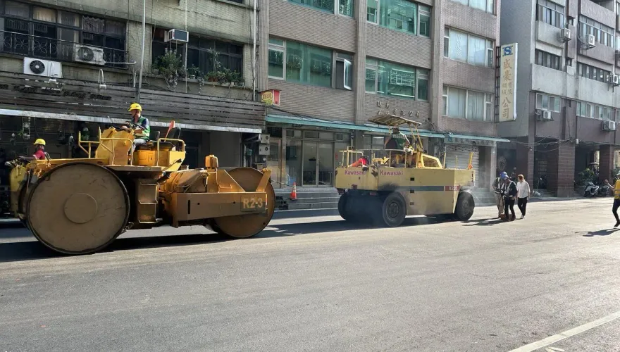 北市南京西路「天坑」鋪好了！僅開放單車道通行
