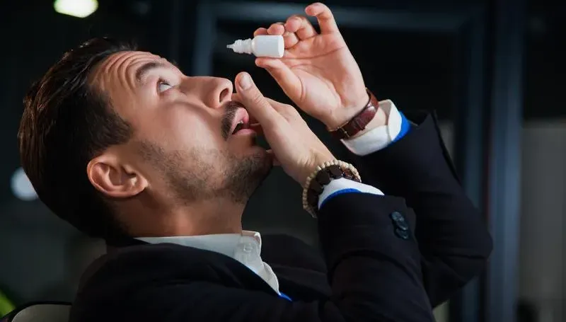 中年男點人工淚液　眼睛越來越紅、畏光！眼科醫警告「1種」勿常用