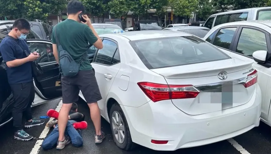 影/台中警圍捕毒犯！開1槍射爆車胎破窗逮人