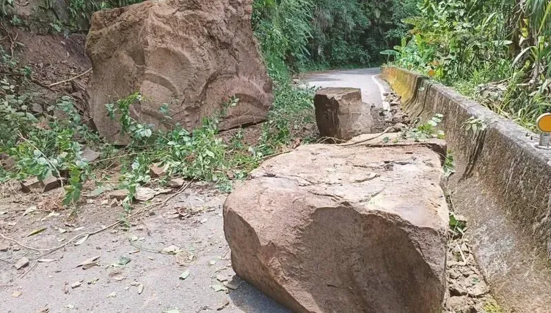 連日降雨擋不住！嘉義縣道166線73k巨石掉落　雙向道路中斷