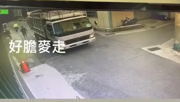 爆料找中天/不滿丟垃圾被糾正！囂張狂男拿西瓜刀追砍清潔隊員　警辦他3條罪