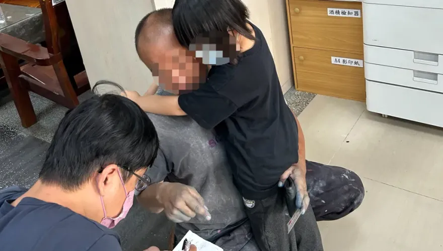 想拔拔！6歲女安親班開溜　水泥父汗流髒污相擁「爸爸要上班」讓警鼻酸