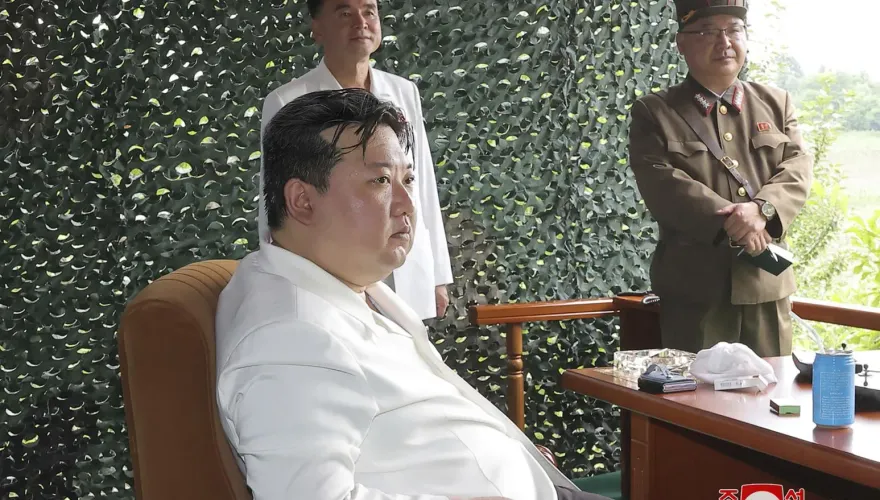 金正恩偷用折疊手機？飛彈試射現場桌上物品引發關注