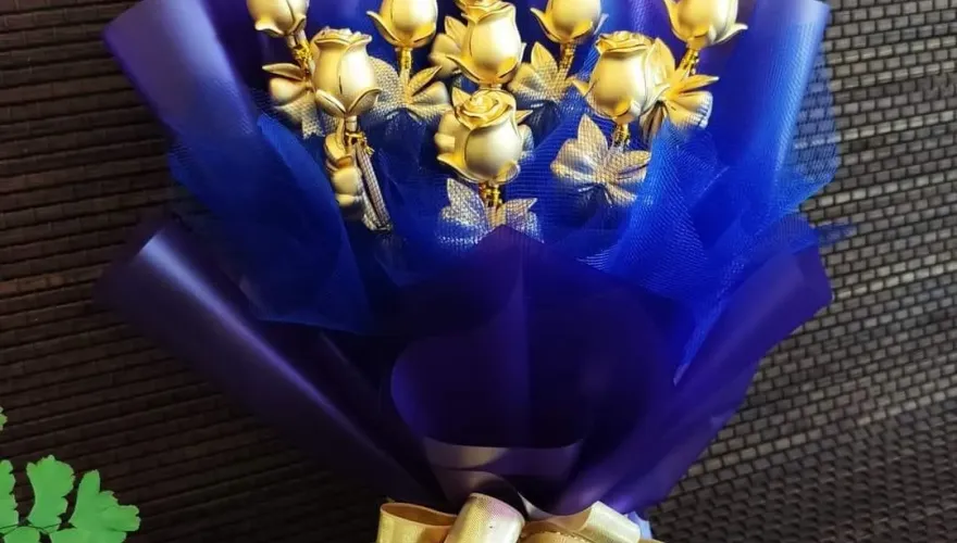 情比金堅！感謝愛妻付出　老董砸重本送9朵純金玫瑰花