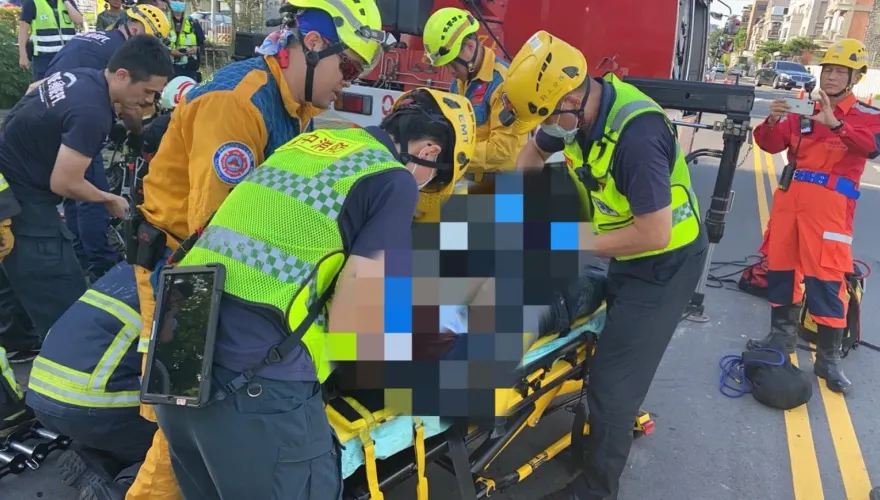 快訊/台中下水道驚傳工程意外！2工人墜深坑1人無生命跡象