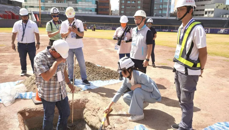 影/美大聯盟場務專家「開挖新竹棒球場」影片曝光！挖8洞驚見廢棄手套