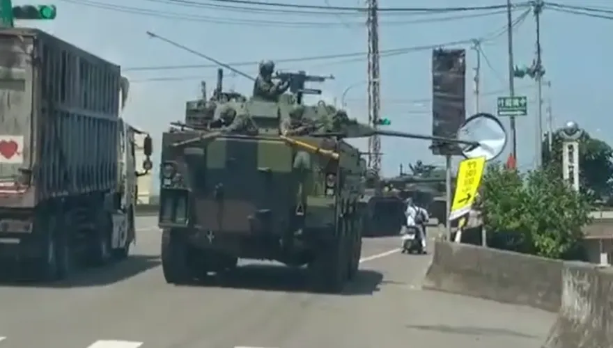 影/漢光預演凸槌了！雲豹甲車砲管撞毀路邊反光鏡 民眾傻眼