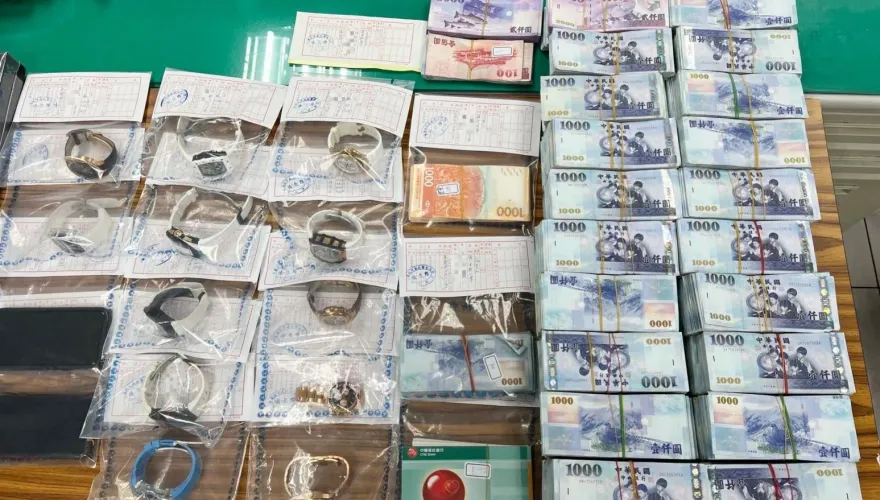 影/兩岸洗錢每年5億！地下匯兌集團勾結物流公司　警攻堅逮人扣千萬現金