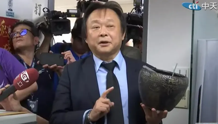 禮物被賣嘆真心換絕情！王世堅曝柯文哲最愛「這件」：有他的味道
