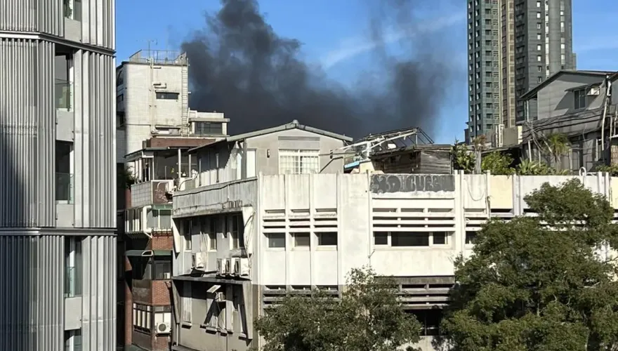 快訊/北市大安區驚爆大火！中華電信大樓頂樓燃燒　濃煙直竄天際