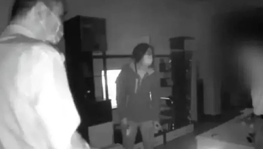 影/夫妻報案稱「家裡全是蟲抓不完」　員警到場秒懂：吃菌中毒產生幻覺