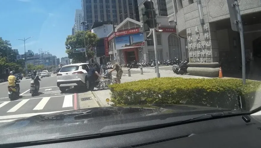 影/老婆臨盆卻遇塞車！警車火速鳴笛護送「10分鐘」就到醫院