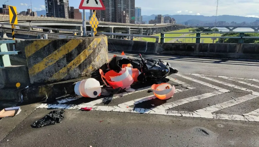 快訊/三重中興橋「死亡車禍」！40歲男「自撞分隔島」當場身亡