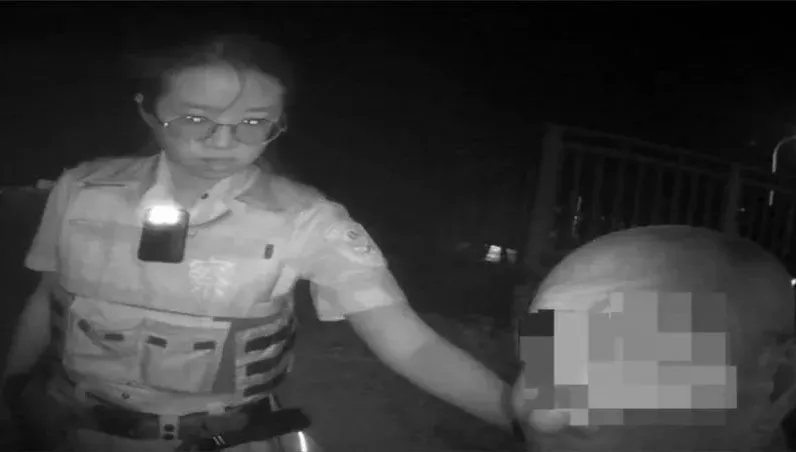 老翁澎湖散心「打赤膊站碼頭」！竟因沒錢想「游回台灣」　暖警自掏腰包助返家