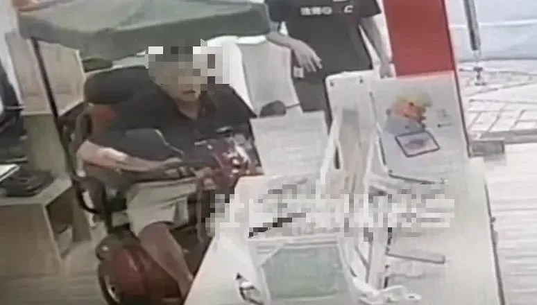 影/也算「帝王行人」？阿公騎電動代步車進通訊行　撞爛展示櫃嚇壞店員