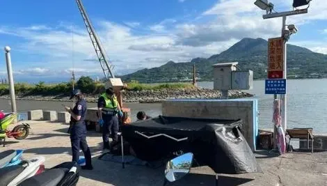 快訊/男浮屍在新北淡水「金色水岸」載浮載沉嚇壞遊客　撈上岸驚見「遺體已膨脹」