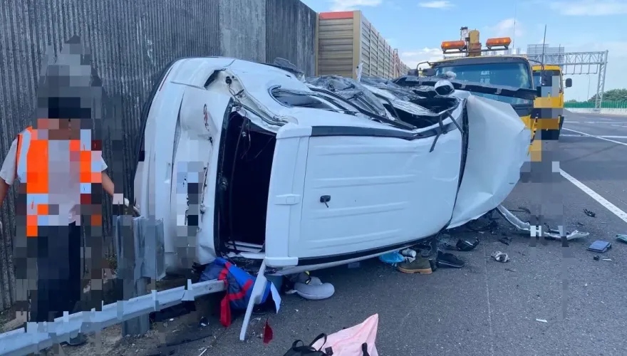 國1轎車撞護欄！駕駛「閃車失控」側翻躺路肩　2人送醫