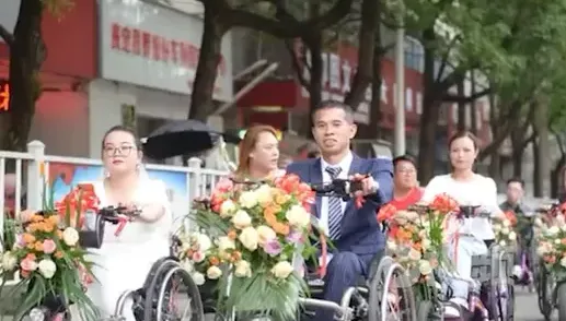 影/新娘提倡「綠色環保婚禮」　迎賓車隊是「52輛輪椅車」獲路人狂讚