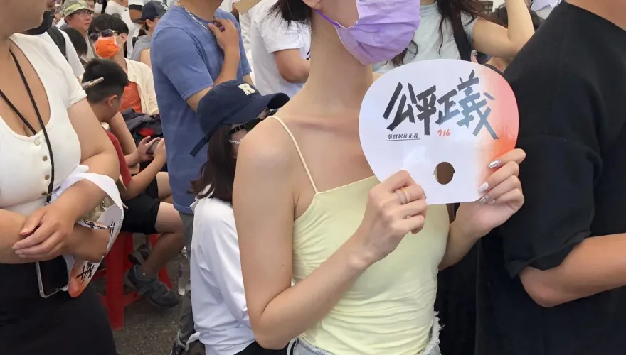 影/北漂正妹凱道揮香汗「賴清德飯店吹冷氣」！談租屋亂象很心酸