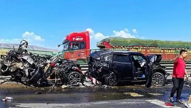 影/慘烈8車連環撞！「車體變形解體」　甘肅高速公路車禍釀8死6傷