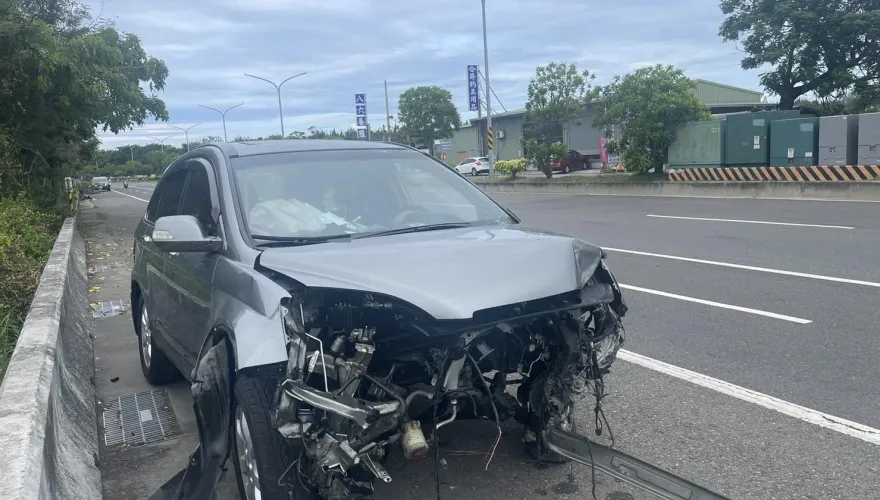 畫面曝光！台南凌晨競速自撞冒火球　小車變廢鐵、3男3女送醫