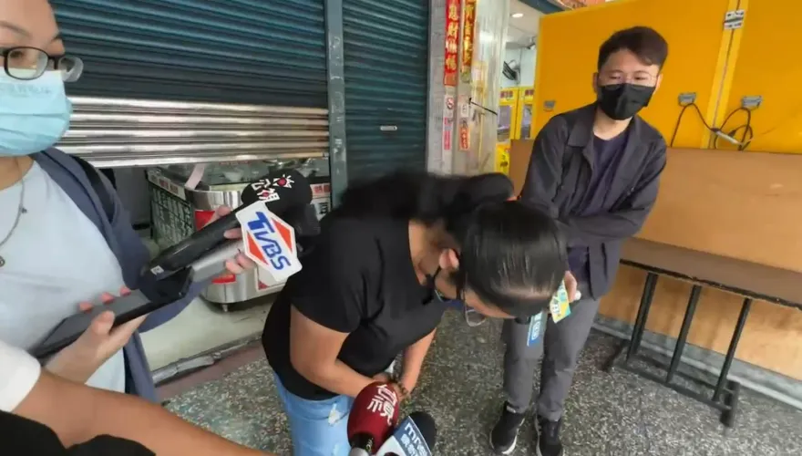 影/高雄冰店吃出事23人送醫！闆娘3鞠躬道歉　衛生局帶走3袋冰塊