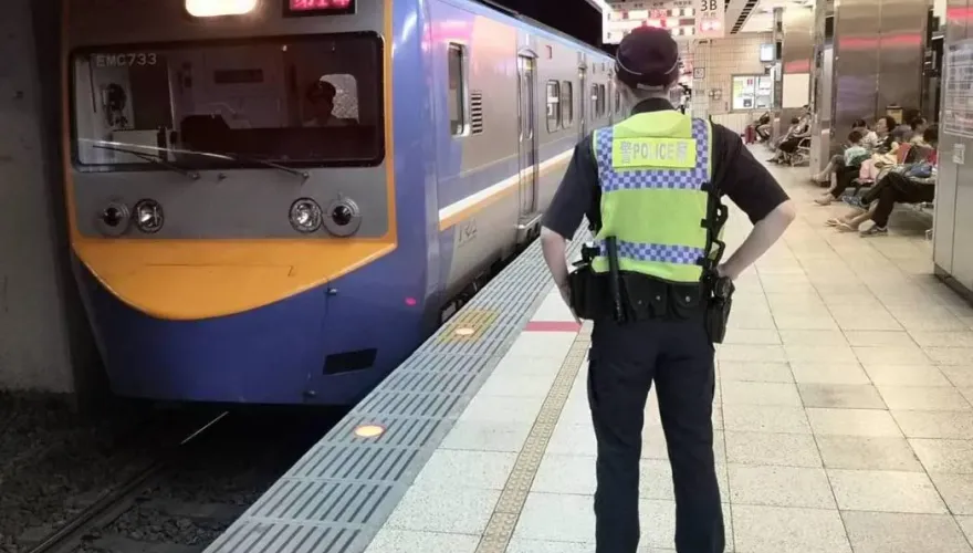 2線3鐵警肘擊吃豆腐　女警不忍了告發！他遭記一大過