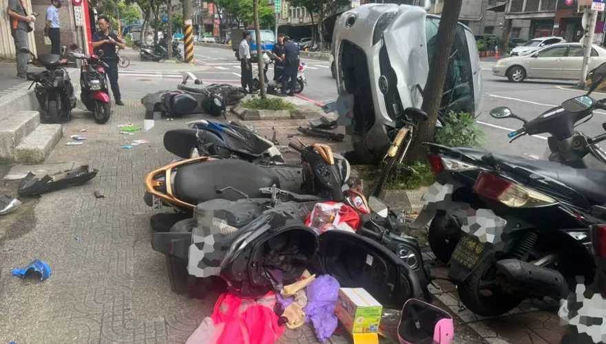 影/三峽7旬翁騎車直接左轉！轎車煞車不及撞上　慘翻人行道7機車遭波及「全倒」