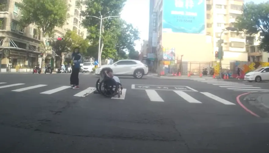 影／又坑人！高雄爛路害身障男跌落輪椅　網炎上：沒死人都不關注