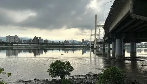 快訊/新北重陽橋下驚見膨脹浮屍　警方已採指紋追查身分