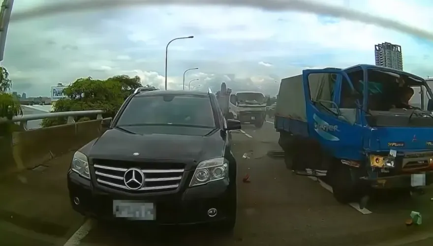 影/台74台中段4車連還撞！裝氣體空瓶大貨車衝撞　畫面曝光