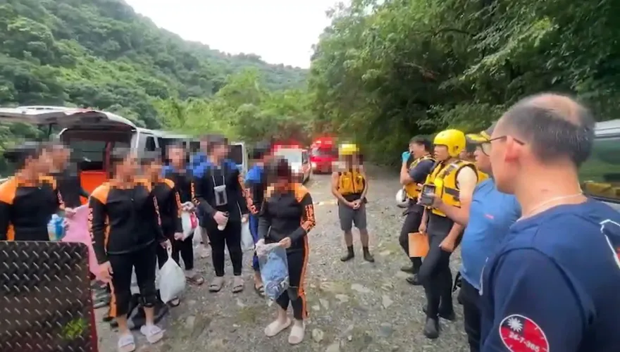 影／午後山區豪雨　花蓮溯溪民眾受困　警消出動營救所幸無人傷亡