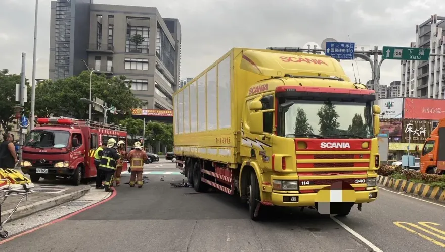 快訊/林口大貨車擦撞腳踏車　騎士頭顱遭輾當場慘死