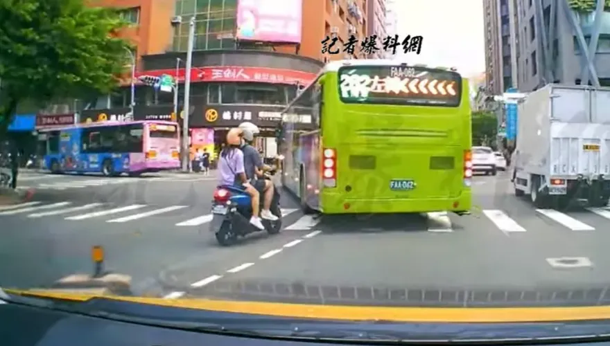 影/夠誇張！三寶騎士3貼「逆向穿公車」衝十字路口　網氣炸：想死別拿小孩開玩笑