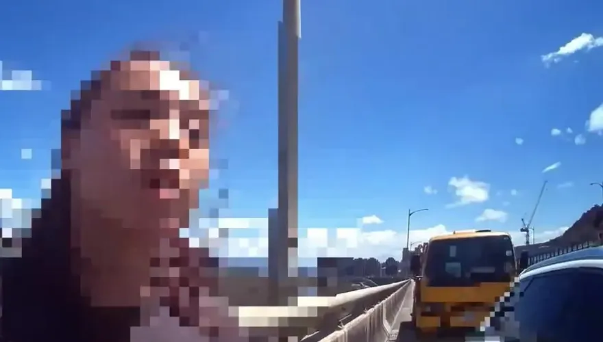 影/台64車輛拋錨與拖吊業者糾紛　女車主控：不給他拖硬要拖！